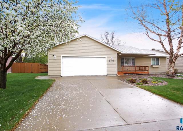 Property at 1400 S Lakota Ave, Brandon, SD 57005, 3 beds, 2.5 baths