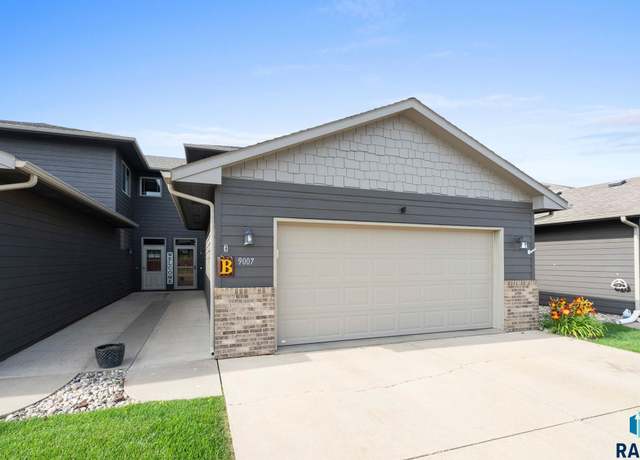 Property at 9007 W 32nd St, Sioux Falls, SD 57106, 3 beds, 2.5 baths
