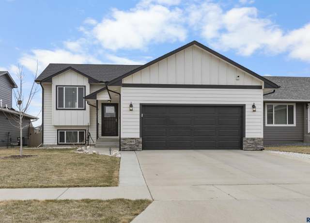Property at 2301 S Ronsiek Ave, Sioux Falls, SD 57106, 2 beds, 1 bath
