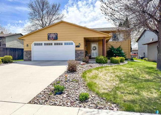 Property at 2204 S Melanie Ln, Sioux Falls, SD 57103, 4 beds, 2 baths