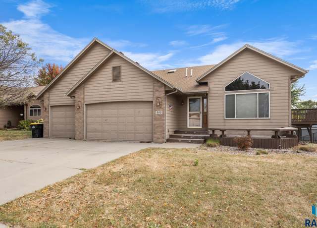 Property at 300 N Sandberg Dr, Sioux Falls, SD 57110, 4 beds, 3 baths