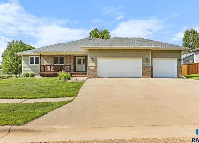 Property at 908 W 4th Ave, Lennox, SD 57039, 5 beds, 3 baths
