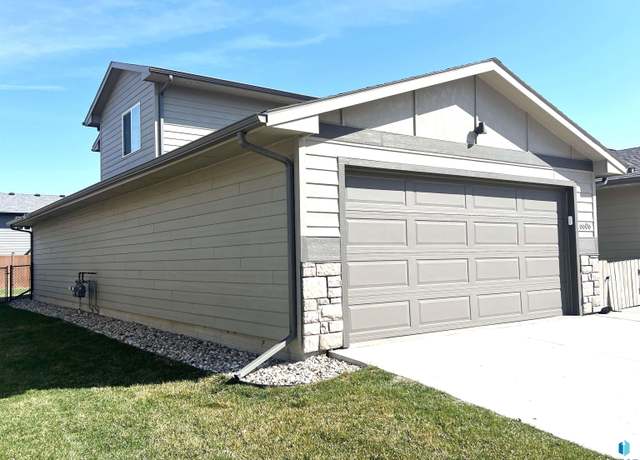 Property at 6606 W 6th Pl, Sioux Falls, SD 57107, 4 beds, 2.5 baths
