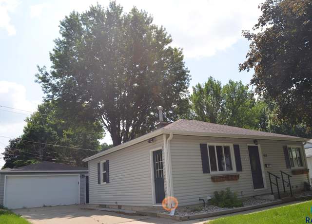 Property at 912 S Cloudas Ave, Sioux Falls, SD 57103, 5 beds, 2 baths