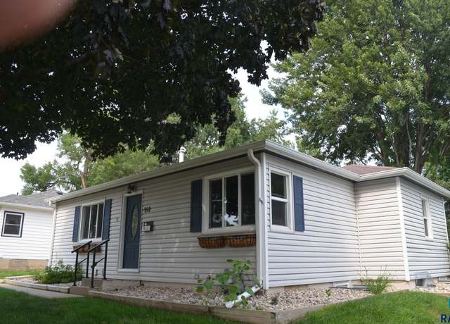 Property at 912 S Cloudas Ave, Sioux Falls, SD 57103, 5 beds, 2 baths