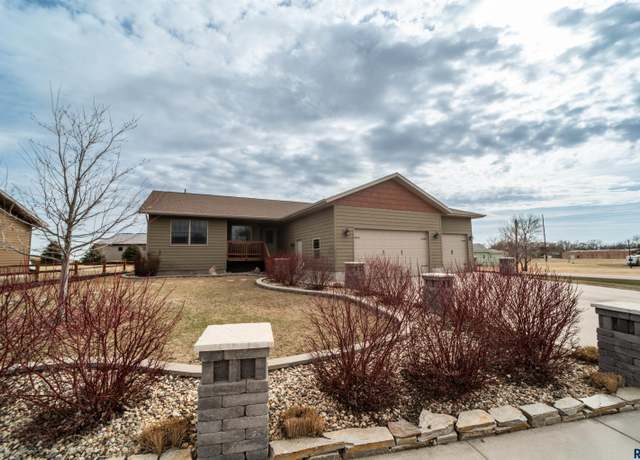 Property at 101 E Main St, Canistota, SD 57012, 5 beds, 3 baths