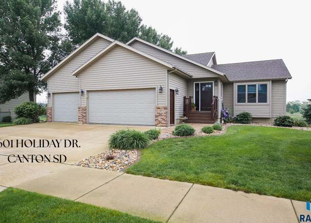 Property at 1601 Holiday Dr, Canton, SD 57013, 4 beds, 3 baths
