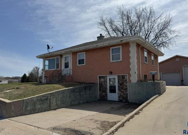 Property at 1413 E Rice St, Sioux Falls, SD 57103, 3 beds, 1 bath