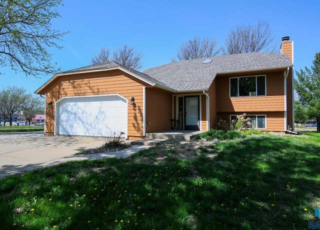 Property at 730 N Montgomery Ct, Sioux Falls, SD 57103, 3 beds, 2 baths