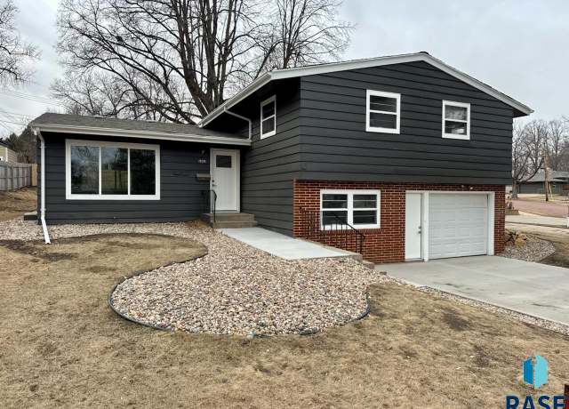 Property at 2801 S Lyndale Ave, Sioux Falls, SD 57105, 4 beds, 2.5 baths