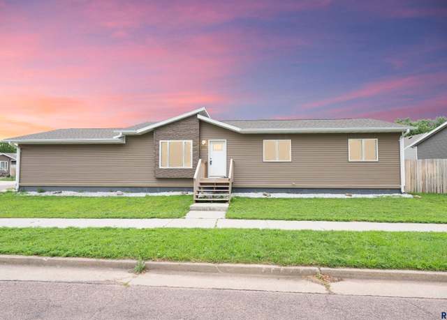 Property at 3305 E 13th St, Sioux Falls, SD 57103, 3 beds, 2 baths