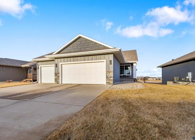 Property at 2628 S Keyrell Dr, Sioux Falls, SD 57106, 5 beds, 3 baths