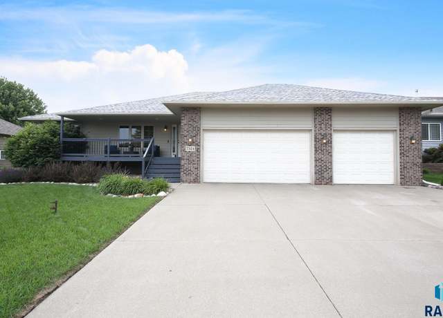 Property at 7524 W Boysenberry St, Sioux Falls, SD 57106, 5 beds, 3 baths