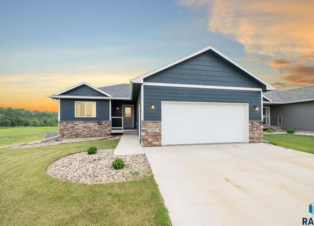 Property at 7513 E 49th St, Sioux Falls, SD 57110, 4 beds, 3 baths