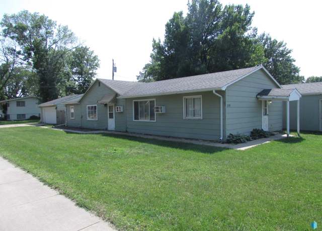 Property at 2701 W Bailey St, Sioux Falls, SD 57104, 3 beds, 2 baths