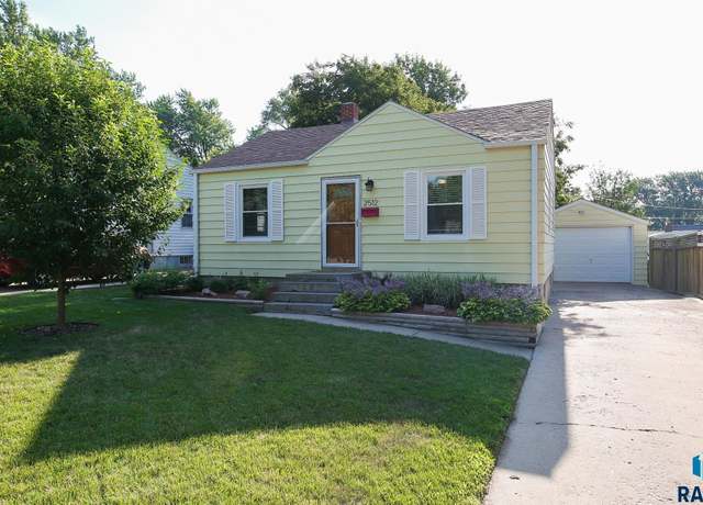 Property at 2512 S Glendale Ave, Sioux Falls, SD 57105, 2 beds, 2 baths