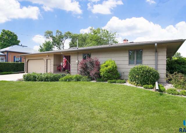 Property at 429 S Elm St, Lennox, SD 57039, 4 beds, 2 baths