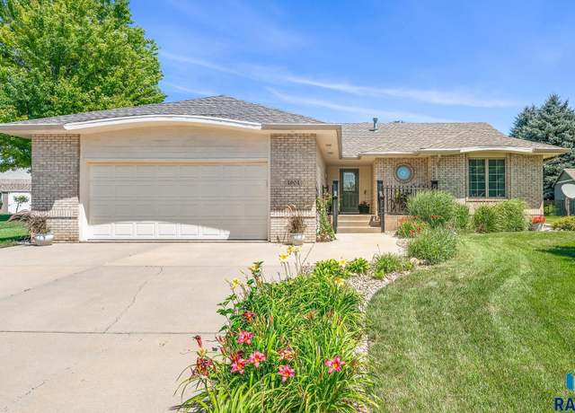 Property at 4904 E Charleston Dr, Sioux Falls, SD 57110, 3 beds, 3 baths