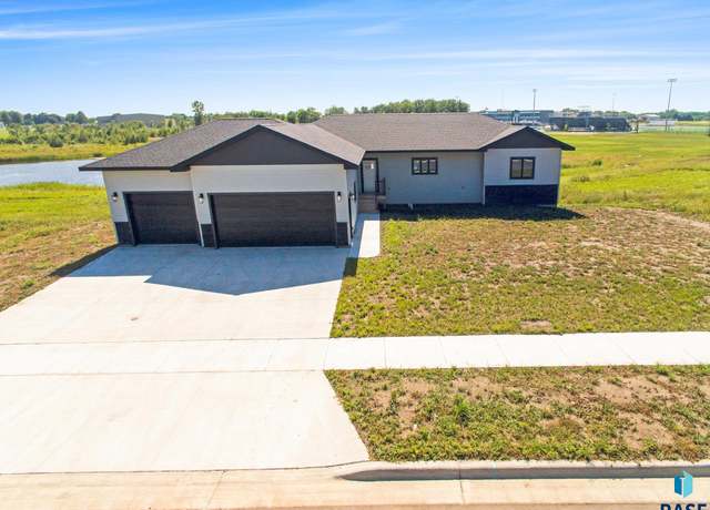 Property at 823 Harter Dr, Madison, SD 57042, 3 beds, 2 baths