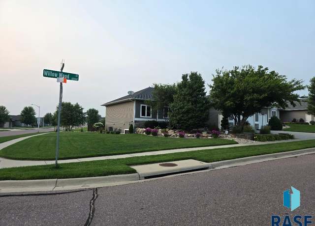 Property at 8200 E Willow Wood St, Sioux Falls, SD 57110, 5 beds, 2.5 baths