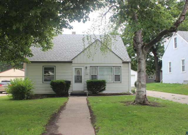 Property at 1520 S Sherman Ave, Sioux Falls, SD 57105, 3 beds, 2 baths