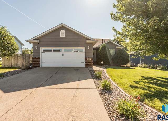 Property at 5304 S Mayo Ave, Sioux Falls, SD 57106, 3 beds, 2 baths