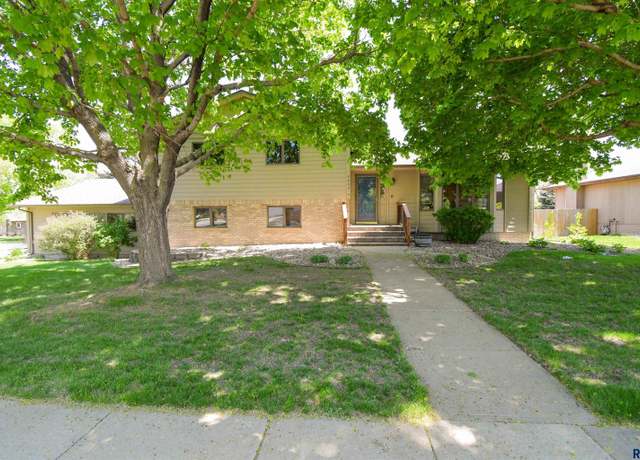 Property at 4600 S Harrington Ave, Sioux Falls, SD 57103, 5 beds, 2.5 baths