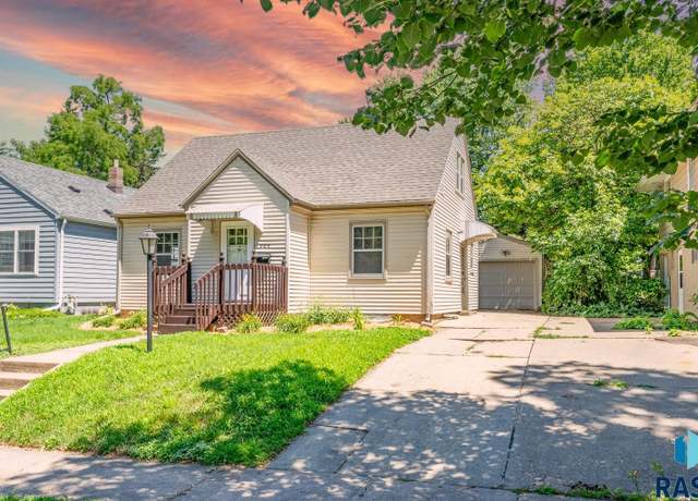 Property at 1924 S Walts Ave, Sioux Falls, SD 57105, 5 beds, 2 baths