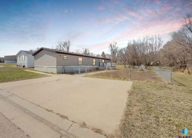 Property at 3105 N Fiero Pl, Sioux Falls, SD 57104, 3 beds, 2 baths