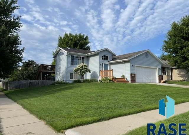 Property at 7001 W 52nd St, Sioux Falls, SD 57106, 3 beds, 2 baths