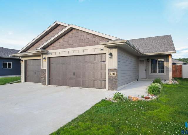 Property at 2813 S Richie Dr, Sioux Falls, SD 57106, 3 beds, 2 baths