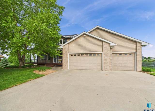 Property at 513 N Crestview Cir, Brandon, SD 57005, 6 beds, 3.5 baths
