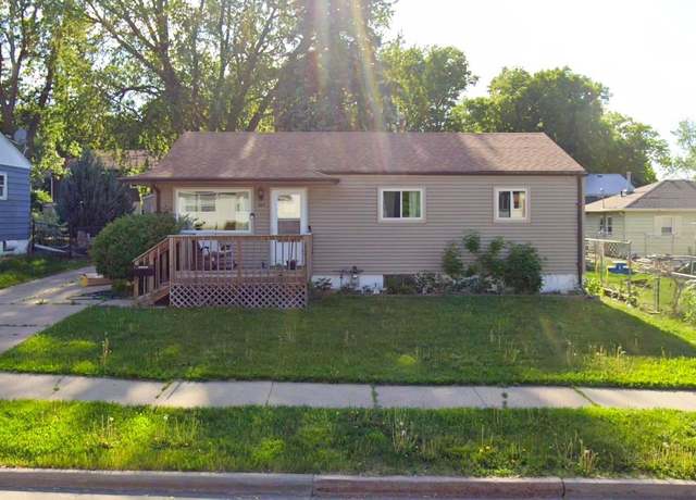 Property at 905 S Bahnson Ave, Sioux Falls, SD 57103-2927, 4 beds, 2 baths