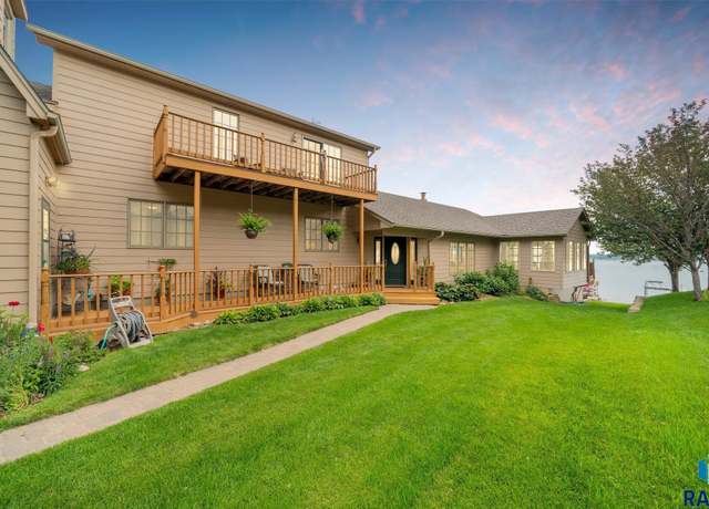 Property at 6536 Killarney Park Dr, Wentworth, SD 57075, 4 beds, 3 baths