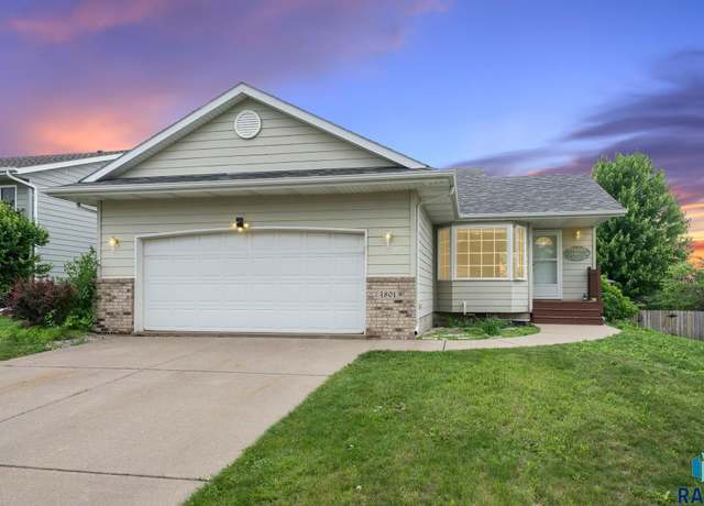 Property at 4801 S Galway Ave, Sioux Falls, SD 57106, 3 beds, 2 baths