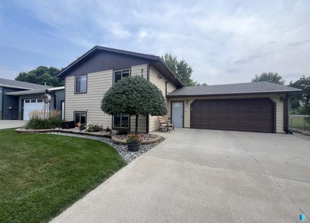 Property at 5121 E 17th St, Sioux Falls, SD 57110, 4 beds, 2 baths
