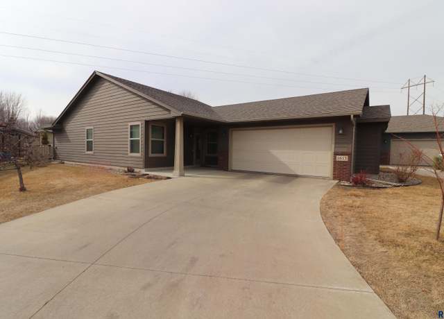 Property at 1613 S Foss Ave, Sioux Falls, SD 57110, 2 beds, 2 baths