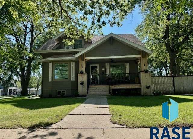 Property at 111 S 6Th St, Beresford, SD 57004, 3 beds, 2.5 baths