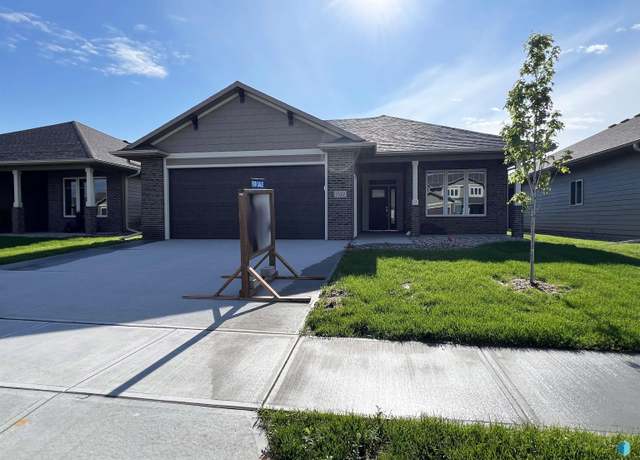 Property at 1512 S Meadowland Ave, Sioux Falls, SD 57106, 2 beds, 2 baths