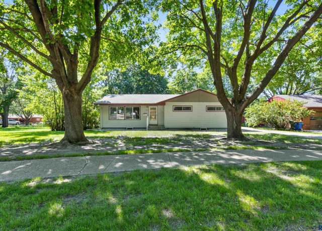 Property at 1070 Circle Dr, Brookings, SD 57006, 3 beds, 2 baths