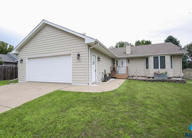Property at 908 S Blaine St, Lennox, SD 57039, 5 beds, 3 baths
