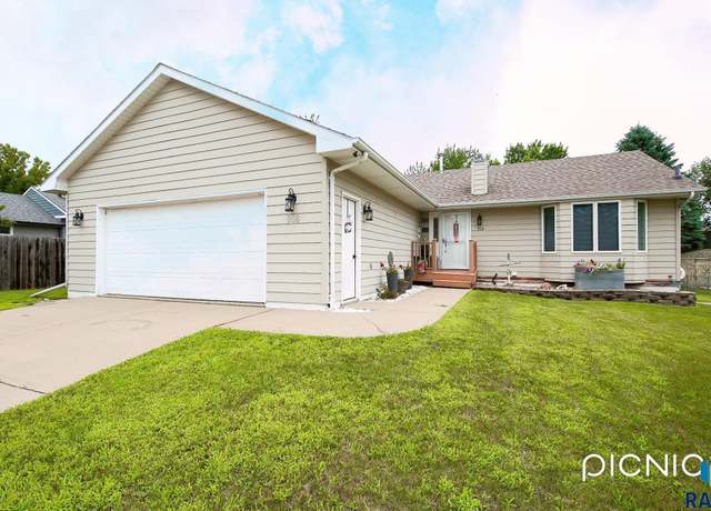 Property at 908 S Blaine St, Lennox, SD 57039, 5 beds, 3 baths