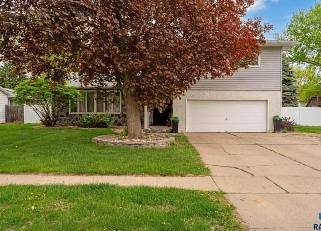 Property at 1200 Crestview Dr, Vermillion, SD 57069, 4 beds, 2.5 baths