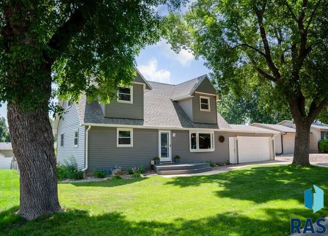 Property at 120 S Needles Dr, Brandon, SD 57005, 3 beds, 2.5 baths
