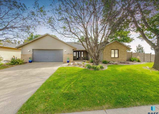 Property at 4808 S Shields Ave, Sioux Falls, SD 57103, 3 beds, 2.5 baths