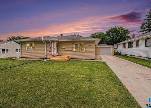 Property at 506 N Josephine Ave, Madison, SD 57042, 4 beds, 2.5 baths