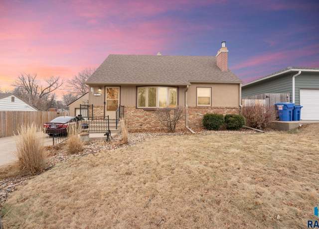 Property at 1917 S Jefferson Ave, Sioux Falls, SD 57105, 3 beds, 2 baths