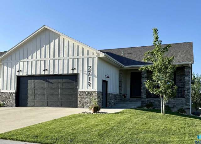 Property at 2719 W Oak Hill Dr, Sioux Falls, SD 57108, 4 beds, 3.5 baths