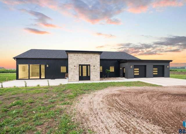 Property at 46364 257th St, Hartford, SD 57033, 4 beds, 3 baths