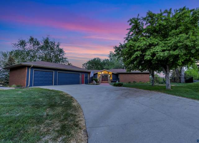 Property at 1013 E Ridge Rd, Sioux Falls, SD 57105, 6 beds, 4.5 baths